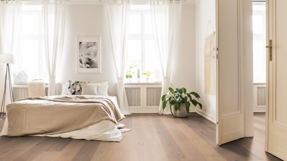 Parquet Trinity Oak Rustical 1-strip beveled brushed white oiled