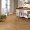 Fischgrat Parkett Bauwerk Monopark Eiche Natur 13 matt versiegelt, Sortierung und Farbton: Eine ausgewogene und harmonische Eichen-Sortierung mit natürlichen Farbtönen und minimalen Aststellen. Die matt versiegelte Oberfläche betont die natürliche Schönheit der Eiche und bietet gleichzeitig einen langlebigen Schutz.