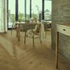 kalanruoto-tammi-rustic-4-sivulta-viistetty-harjattu-2-kerrosta-osmo-oljyvahaa Kalanruotoparketti Tammi Rustic 4 sivulta viistetty harjattu 2 kerrosta Osmo öljyvahaa, ruokapöytä astioineen, tuolit, matto, senkki