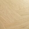 Kalanruotovinyyli Quick Step Ciro Pure Oak Blush – lämminsävyinen vaalea tammi, jossa on hienovaraisesti harjattu pinta ja luonnollinen puunsyykuvio. Hillitty ja elegantti sävy luo pehmeän ja modernin ilmeen skandinaaviseen sisustukseen.