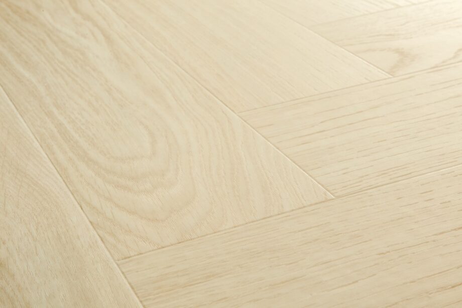 kalanruotovinyyli-quick-step-ciro-pure-oak-polar Kalanruotovinyyli Quick Step Ciro Pure Oak Polar – vaaleasävyinen, rauhallinen ja luonnollinen tammen sävy, hienovaraisesti harjattu pinta ja tasainen lajitelma, joka luo modernin ja skandinaavisen ilmeen.