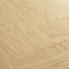 Vinüülparkett kalasaba Quick-Step Ciro Pure Oak Blush tooni ja disaini kirjeldus veepiiskadega põrandal viitamaks veekindlusele