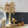 klickvinyl-quick-step-bloom-cotton-oak-deep-natural Klickvinyl Quick Step Bloom Cotton Oak Deep Natural im Kinderzimmer verlegt, Kinderbett mit Baldachin, wandmontiertes Holzregal in Baumform, weiches Löwen-Kuscheltier auf dem Boden.