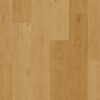 Vinüülparkett Quick-Step Blos Coast Oak Honey naturaalse tamme tooniga ja tammest põrandalaud disainiga.