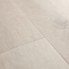 vinyylilankku-quick-step-bloom-cotton-oak-white-blush Vinyylilankku Quick Step Bloom Cotton Oak White Blush, erittäin vaalea valkobeige tammen sävy kevyellä punertavalla vivahteella ja lankkudesign.