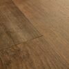 Vinyylilankku Quick Step Bloom Sundown Pine, lämmin kullanruskea mäntysävy ja lankkudesign.