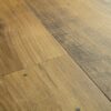 vinyylilankku-quick-step-blos-vintage-chestnut-natural Vinyylilankku Quick Step Blos Vintage Chestnut Natural asennettu lattialle luonnollinen kastanjanruskea sävy lämmin ja ajaton puukuosi elävä puunsyy ja kevyt sävyvaihtelu vinyylilattia sisustuksessa