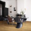 виниловыи-ламинат-quick-step-bloom-cotton-oak-deep-natural Виниловый ламинат Quick Step Bloom Cotton Oak Deep Natural уложен на полу в столовой, современный обеденный стол с каменной столешницей, стулья вокруг стола, на столе цветы.