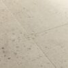 LVT parkett Quick-Step Illume Oyster concrete helehalli tooni ja säbrulise betooni immitatsooniga.