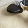 lvt-porand-quick-step-illume-pebble-concrete LVT põrand Quick-Step Illume Pubble concrete paigaldatud elutoa põrandale. Madal telekalaud milelel keegi toetab oma jalgu. Laual on lisaks jalgadele ka raamatud ja vaas.