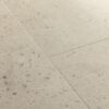 LVT põrandakate Quick-Step Illume Oyster concrete helehalli tooni ja säbrulise betooni disainiga