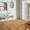 naturaalparkett-bauwerk-casapark-tamm-46-faasitud-harjatud-matt-lakk Naturaalparkett Bauwerk Casapark tamm 46 2 küljest faasitud, harjatud ja matt lakiga viimistletud paigaldatud klassikalises stiilis koridori põrandale. Pink, riiulid ja trepp.