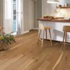 parketti-bauwer-boen-casapark-tammi-46-vivo-harjattu-oljyvahattu-138mm Parketti Bauwerk Boen Casapark tammi 46 Vivo (138 mm), harjattu ja öljyvahattu, asennettuna keittiön lattialle – lattialla kukkakori, keittiökalusteet sekä keittiösaareke jakkaroineen. Luonnollinen Vivo-sävy ja rustiikkinen sorteerus (oksakohtia sekä eläväistä sävyvaihtelua) korostavat tammen elävää tekstuuria.