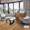 puitparkett-bauwerk-boen-casapark-tamm-46-vivo-harjatud-olivaha-138mm Puitparkett Bauwerk Boen Casapark tamm 46 Vivo harjatud ja õlivahatatud paigaldatud elutoa põrandale. Kaks tugitooli, laud ja puidust kummut