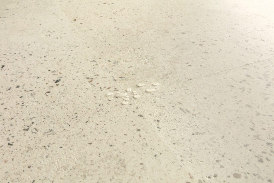 Vinyl flooring tiles Quick-Step Illume Pebble concrete – view 2 Vinyl flooring tiles Quick-Step Illume Pebble concrete – 2