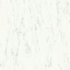 Vinyylilaatta Quick Step Oro Valkoinen Marble Carrara White asennettu lattialle vaalea valkoinen carrara marmori sävy hienovaraiset harmaat suonikuviot tyylikäs ja ajaton kivikuosi vinyylilattia sisustuksessa