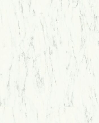Vinyylilaatta Quick Step Oro Valkoinen Marble Carrara White asennettu lattialle vaalea valkoinen carrara marmori sävy hienovaraiset harmaat suonikuviot tyylikäs ja ajaton kivikuosi vinyylilattia sisustuksessa