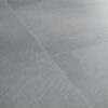 vinyylilattia-quick-step-illume-soft-sky Vinyylilattia Quick-Step Illume Soft Sky asennettuna kodin lattialle – vaalea, raikas harmaansininen sävy ja hillitty kivimäinen/betonimainen design hienovaraisella tekstuurilla.