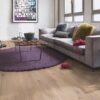 laudparkett-bauwerk-casapark-tamm-46-crema-harjatud-bprotect Laudparkett Bauwerk Casapark tamm 46 Crema harjatud ja heleda Bprotect lakiga viimistletud. Parkett on paigaldatud elutoa põrandale. Kaks diivanit ja disainer diivanilaud millel kauss kartulikrõpsudega, veepudel ja veeklaasid.