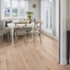 naturaalparkett-bauwerk-casapark-tamm-46-crema-harjatud-bprotect Naturaalparkett Bauwerk Casapark tamm 46 Crema harjatud ja heleda ultra mattlakiga viimistletud. Paigaldatud klassikalises stiilis söögitoa põrandale. Klassikaline valge söögilaud