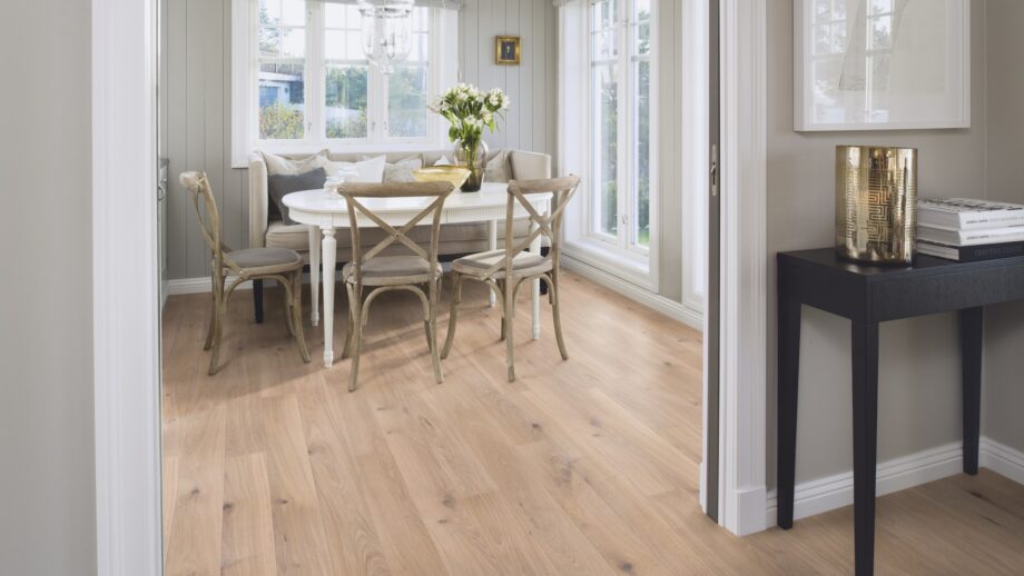 naturaalparkett-bauwerk-casapark-tamm-46-crema-harjatud-bprotect Naturaalparkett Bauwerk Casapark tamm 46 Crema harjatud ja heleda ultra mattlakiga viimistletud. Paigaldatud klassikalises stiilis söögitoa põrandale. Klassikaline valge söögilaud