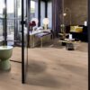 tammeparkett-bauwerk-casapark-tamm-46-crema-harjatud-bprotect Tammeparkett Bauwerk Casapark tamm 46 Crema ültra matt lakitud, harjatud paigaldatud modernse elutoa põrandale. Lilla diivan