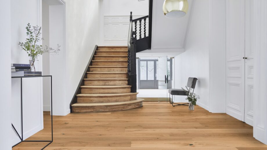 Parkett Tarkett, Grace, Tamm Rustic Plank XT, 1-lip, 2 külge mikrofaas, harjatud 4 Tammeparkett Tarkett Grace Rustic Plank XT esikus