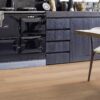 Tammeparkett Tarkett Shade Misty Grey Plank XT köögis