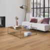 Parkett Tarkett, Shade, Tamm Nutmeg Plank XT, 1-lip, 2 külge mikrofaas, harjatud 1 Tammeparkett Tarkett Shade Nutmeg Plank XT elutoas
