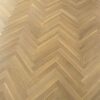 Bauwerk Monopark Oak Natur 15 Avorio laid in herringbone Herringbone parquet Bauwerk Monopark Oak Natur 15 Avorio oil-waxed – close-up of the calm oak grain