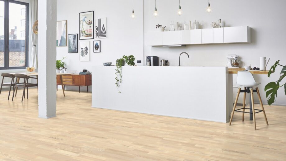 Parquet Tarkett, Shade, Ash Linen White TreS, 3-strip, stained, Proteco Natura mat lacquer – view 2 Parquet Tarkett, Shade, Ash Linen White TreS, 3-strip, stained, Proteco Natura mat lacquer – 2