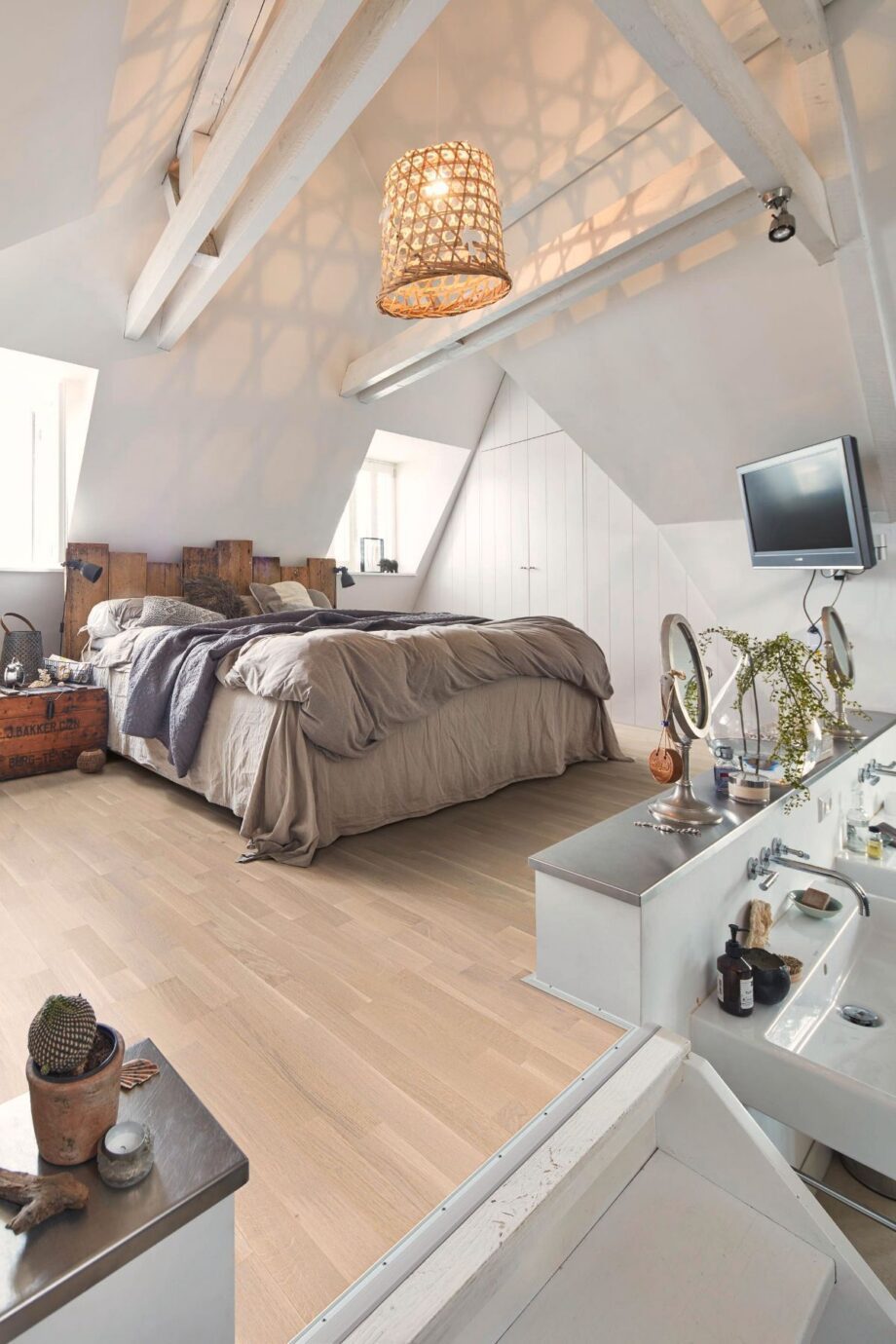 Oak parquet Meister, Longlife PC 200, Off-white oak lively 09035, 3-strip, 2400 x 200 mm, brushed, ultra matt lacquered – 2