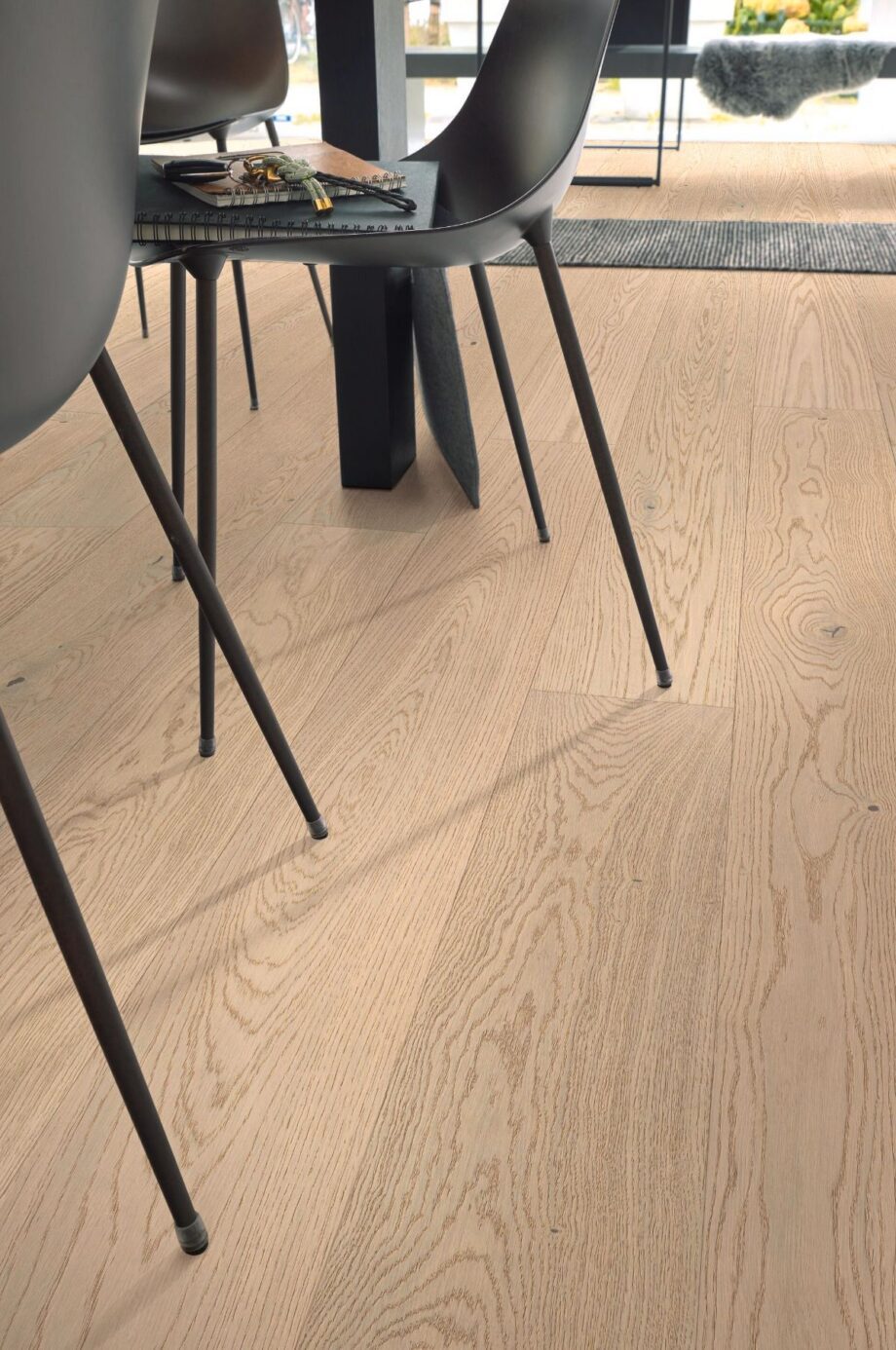 Oak wood flooring Meister, Natureflex HD 100, Off-white oak lively 20014, 1-strip, 2200 x 210 mm, brushed, ultra matt lacquered – view 4 Oak wood flooring Meister, Natureflex HD 100, Off-white oak lively 20014, 1-strip, 2200 x 210 mm, brushed, ultra matt lacquered – 4